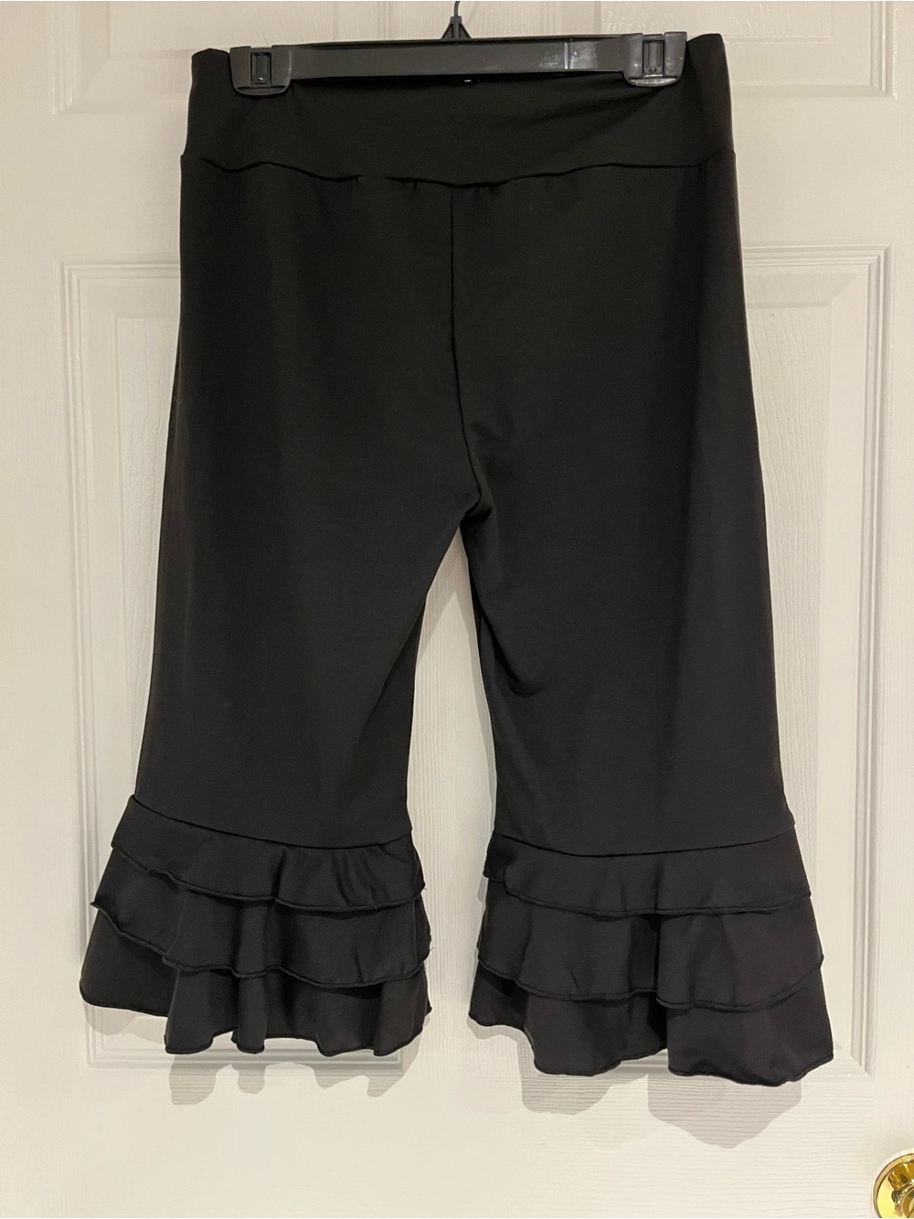 Women's Black stretchy Ruffle Hem Capri Pants